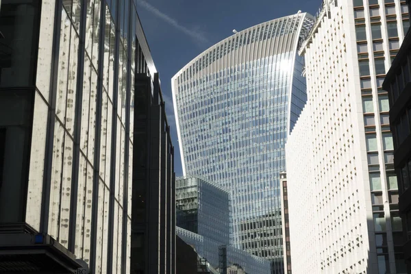 Walkie Talkie byggnaden sett från Fenchurch St — Stockfoto