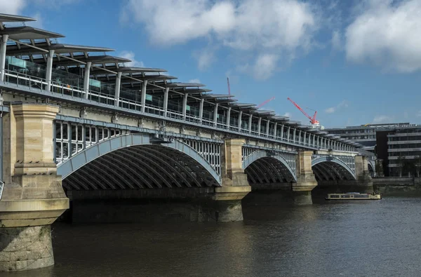 Blackfriars istasyonu ve köprü