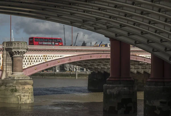 Un autobús de Londres cruza el puente Blackfriars — Foto de Stock