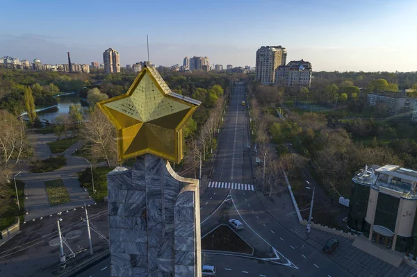 Золотая звезда на крыльях Победы — стоковое фото