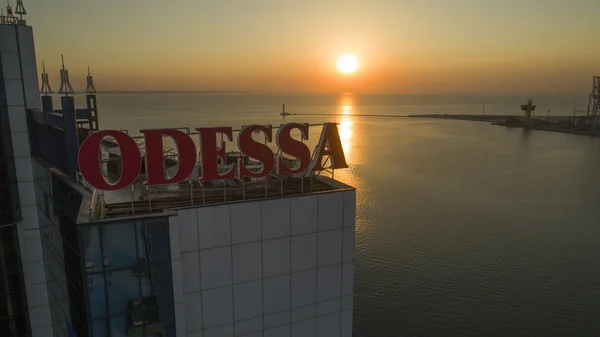 Sonne geht hinter großem Odessa-Zeichen auf — Stockfoto