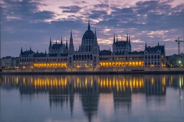 Dawn twilight lövés a magyar Parlament — Stock Fotó