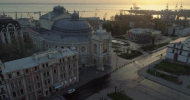 Hava kamera güneş doğarken Odessa Opera Tiyatrosu doğru yavaş yavaş uçar. Kamera binanın izler