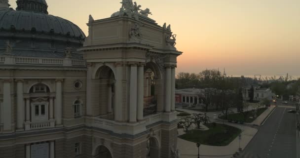 Flygande Kameran Flyger Långsamt Mot Den Övre Nivån Odessa Opera — Stockvideo