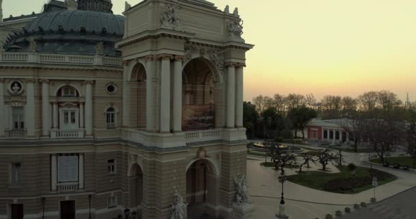 空中カメラは日の出でオデッサ オペラ劇場からゆっくりと飛ぶ — ストック動画