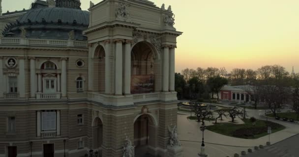 Telecamera Aerea Vola Lentamente Indietro Dal Teatro Dell Opera Odessa — Video Stock