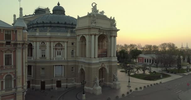 空中摄影机在日出时缓缓飞向敖德萨歌剧院剧院 — 图库视频影像