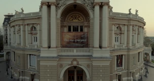 空中摄影机从敖德萨歌剧院的中心缓缓飞回 露出所有的建筑 黎明时分拍摄 — 图库视频影像