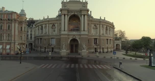 Воздушная Камера Медленно Поднимается Одесскому Оперному Театру Рассвете — стоковое видео