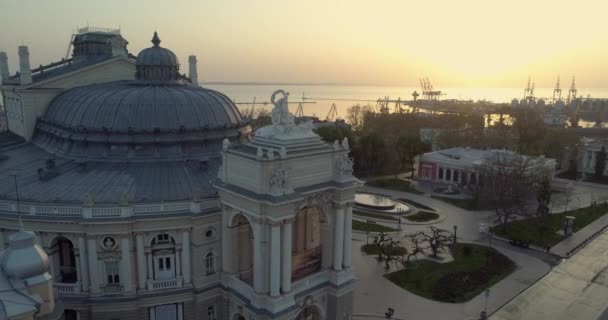 Cámara Aérea Desciende Lentamente Teatro Ópera Odessa Con Puerto Fondo — Vídeo de stock