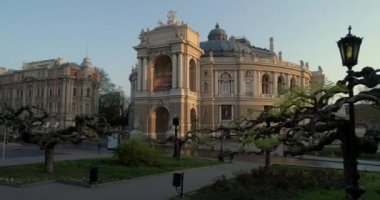Havadan fotoğraf makinesi parçaları yavaş yavaş güzel ağaçlar ile Odessa Opera evin arkasına geçmek 