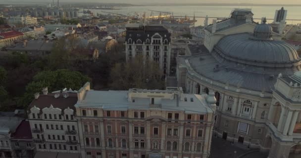 Câmera Aérea Lentamente Rastreia Lateralmente Teatro Ópera Odessa Com Porto — Vídeo de Stock