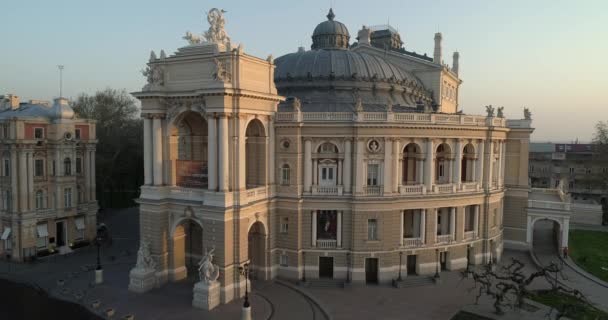 Hava Kamera Güneş Doğarken Odessa Opera Tiyatrosu Uzak Çok Yavaş — Stok video