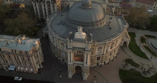 Воздушная Камера Медленно Вращается Вокруг Фронта Одесского Оперного Театра Рассвете — стоковое видео