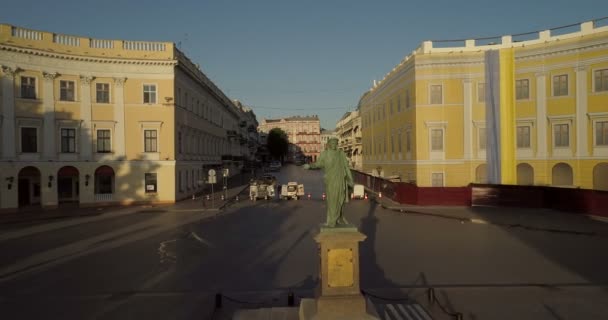 新しく改装されたポチョムキンの手順を明らかにするためオデッサ ウクライナのドク リシュリューの像から後方空中ドローン カメラ — ストック動画