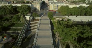 Yüksek seviyesi hava fotoğraf makinesi geriye doğru Odessa manzarası erken sabah ışığında gösterilen Potemkin merdivenleri üzerinden uçar.