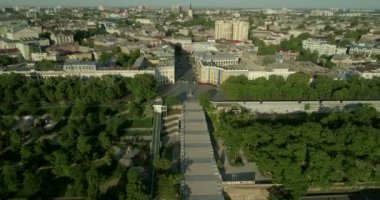 Havadan fotoğraf makinesi yüksek Potemkin merdivenleri Odessa Ukrayna yukarıda Duc Richelieu heykel Prymorski Bulvarı'nda doğru eğerek önce uçar. 4 k şafakta orijinal alınan 