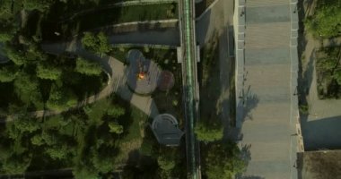 Hava kamera doğrudan aşağı dönük iken Potemkin adımları uçar. 4k ve erken sabah Odessa Ukrayna ışığı atış orijinal 