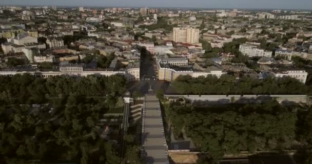 高电平航空相机从波特金楼梯向后飞 显示敖德萨地平线在清晨的光 — 图库视频影像