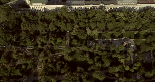 Caméra aérienne vole latéralement tout en regardant directement vers le bas au nouveau parc d'Istanbul à Odessa Ukraine  
