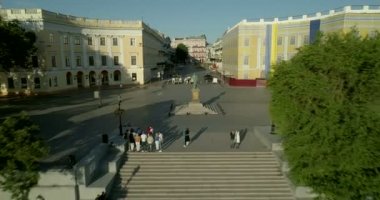 Hava dron kamera geriye doğru uçar ve Duc Richelieu heykeli yakın zamanda yenilenmiş Potemkin adımları ortaya çıkarmak için Odessa Ukrayna üzerinden tırmanıyor