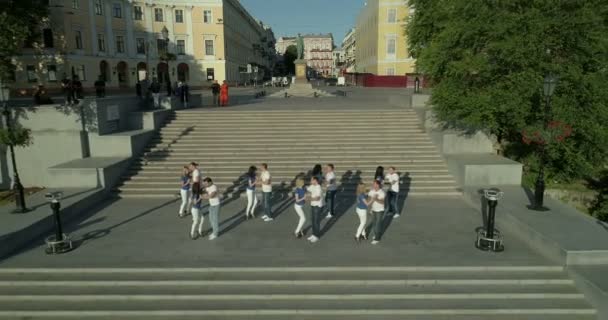 Aerial Footage Salsa Dansare Odessas Potemkin Stairs Kameran Flyger Sedan — Stockvideo