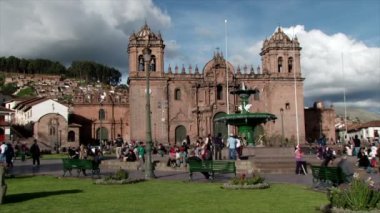 Plaza de Armas Cusco katedral ön planda bir çeşme ile arasında görüntülemek