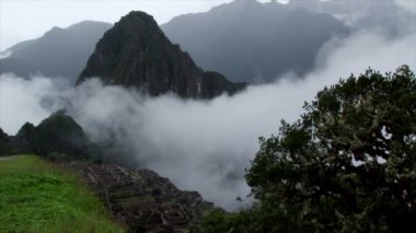 Machu Picchu Inca antik kalıntıları Peru Andes üzerinden haddeleme bulutların ardına atış