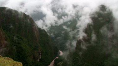 Urubamba Vadisi Peru Andes üzerinden dolambaçlı Urubamba Nehri aşağı kaydır. Dramatik bulutlar tepeler üzerinde rulo