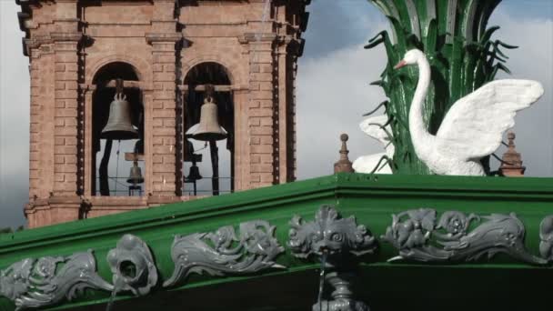 Cerrar Plano Fuente Plaza Armas Con Torre Catedral Cusco Fondo — Vídeos de Stock