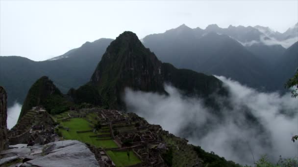 Nuvens Rolando Sobre Machu Picchu Antigas Ruínas Incas Nos Andes — Vídeo de Stock