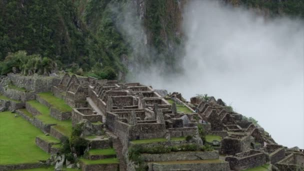 Nuvens Rolando Sobre Machu Picchu Antigas Ruínas Incas Nos Andes — Vídeo de Stock