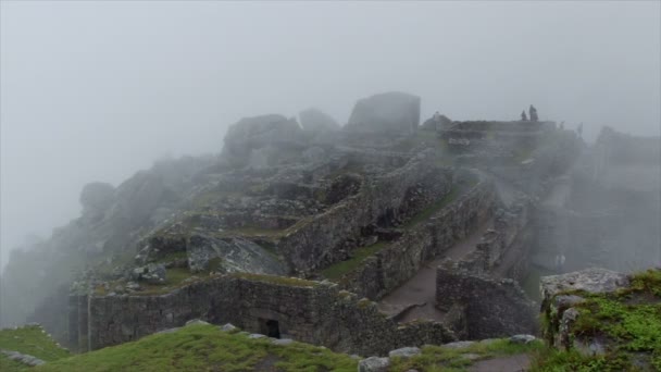 Close Shot Nuvens Rolando Sobre Machu Picchu Antigas Ruínas Incas — Vídeo de Stock