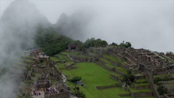 Amplo Tiro Nuvens Rolando Sobre Machu Picchu Antigas Ruínas Incas — Vídeo de Stock