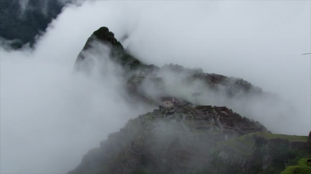 ペルーの高地でマチュピチュの遺跡を包み込む雲の劇的なワイド ショット — ストック動画