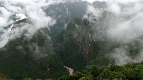 巨大的乌鲁班巴河蜿蜒穿过秘鲁安第斯山脉的乌鲁班巴山谷 云彩在山上翻滚 — 图库视频影像