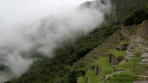 Nuvens Rolando Sobre Terraços Agrícolas Machu Picchu Antigas Ruínas Incas — Vídeo de Stock