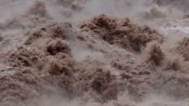 Machu Picchu, Peru yakın Aqua Calientes kasaba üzerinden geçerken Urubamba Nehri azgın sel sel tam