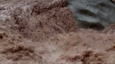 Machu Picchu, Peru yakın Aqua Calientes kasaba üzerinden geçerken Urubamba Nehri azgın sel sel tam
