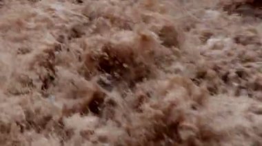 Machu Picchu, Peru yakın Aqua Calientes kasaba üzerinden geçerken Urubamba Nehri azgın sel sel tam