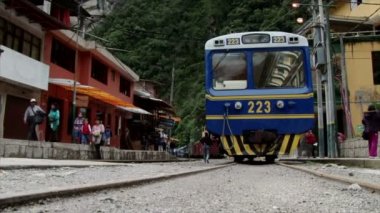 Bir yerel tren içinde uzak kasaba, Aqua Calientes, Machu Picchu ağ geçidine düşük açılı çekim