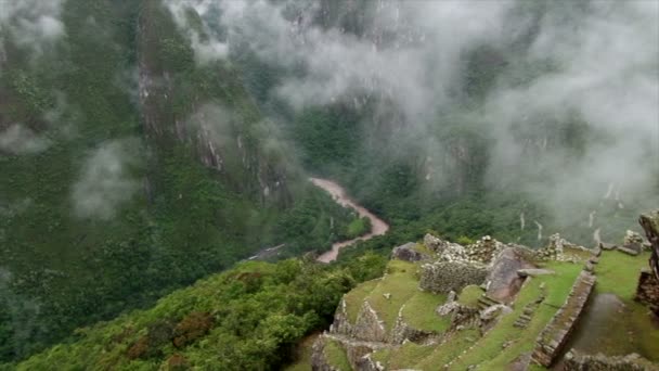 ペルー アンデスのウルバンバ谷を通りますウルバンバ川を渡る劇的な広いパン 雲が丘ロールします — ストック動画