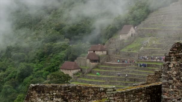 Felhők Borulás Mezőgazdasági Teraszok Kunyhók Machu Picchu Ősi Inca Romok — Stock videók