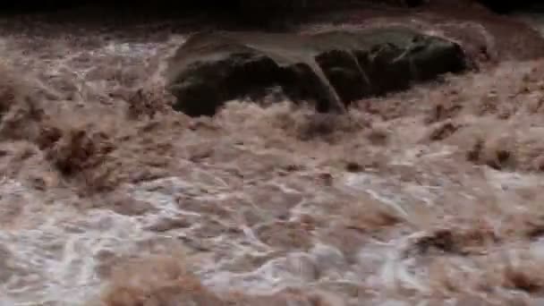 Ορμητικών Χειμάρρων Του Ποταμού Ουρουμπάμπα Στην Πλήρη Πλημμύρα Καθώς Περνά — Αρχείο Βίντεο