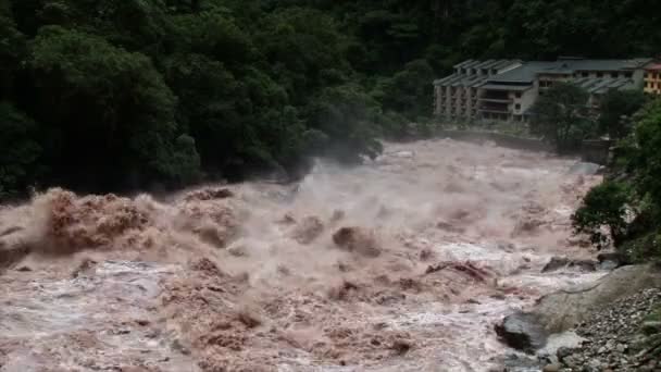 Raging Torrents Urubamba River Full Flood Passes Town Aqua Calientes — Stock Video