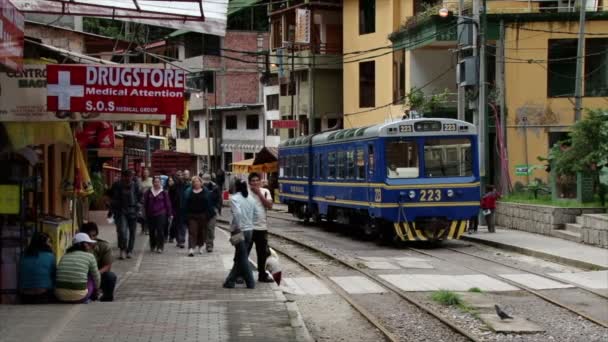 Местный Поезд Отдаленном Городе Аква Калиентес Ворота Мачу Пикчу — стоковое видео