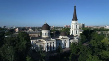Drone kamera Preobrazhensky Katedrali'nin Odessa Ukrayna Saborna meydanında yavaş yavaş uçar. Bir kristal berraklığında yaz sabahı alınan