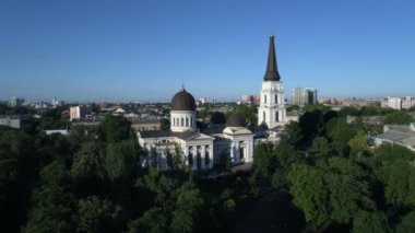 Drone kamera Preobrazhensky Katedrali doğru Odessa Ukrayna Saborna meydanında yavaş yavaş uçar. Bir kristal berraklığında yaz sabahı alınan