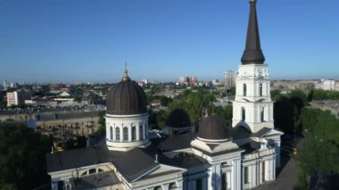 Drone kamera Preobrazhensky Katedrali diğer tarafa Odessa Ukrayna Saborna meydanında yavaş yavaş uçar. Bir kristal berraklığında yaz sabahı alınan