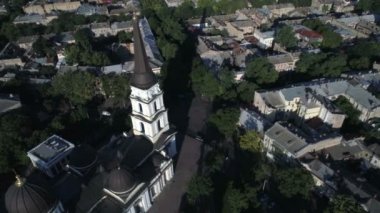 Gerçek zamanlı hava çevresinde döndürme spire Preobrazhensky Katedrali Odessa. Biri dört bölüm